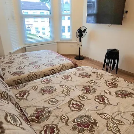 London Luxury 3 Bedroom Large Apartment, Aircon, Free Parking, Station 4 Mins Walk Apartment *