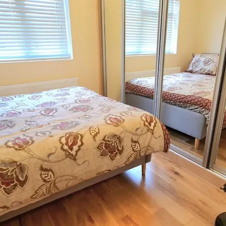 Apartment London Luxury 3 Bedroom Large Apartment, Aircon, Free Parking, Station 4 Mins Walk *