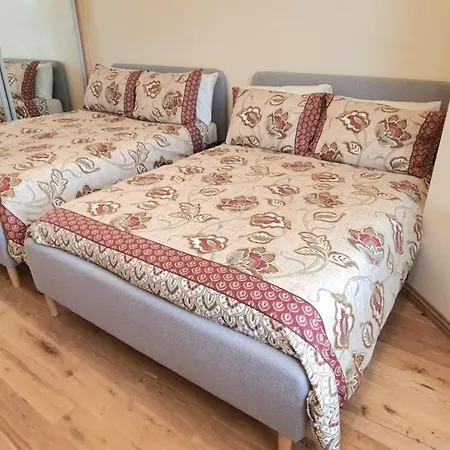 London Luxury 3 Bedroom Large Apartment, Aircon, Free Parking, Station 4 Mins Walk *