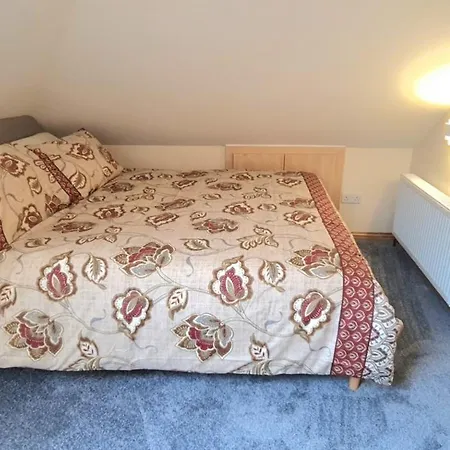 London Luxury 3 Bedroom Large Apartment, Aircon, Free Parking, Station 4 Mins Walk Ilford