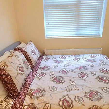 London Luxury 3 Bedroom Large Apartment, Aircon, Free Parking, Station 4 Mins Walk * Ilford