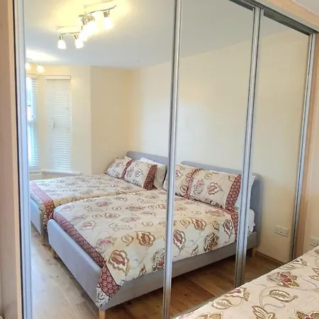 London Luxury 3 Bedroom Large Apartment, Aircon, Free Parking, Station 4 Mins Walk