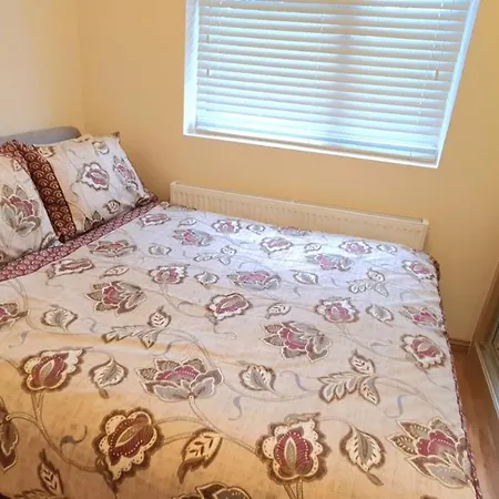 London Luxury 3 Bedroom Large Apartment, Aircon, Free Parking, Station 4 Mins Walk Apartment