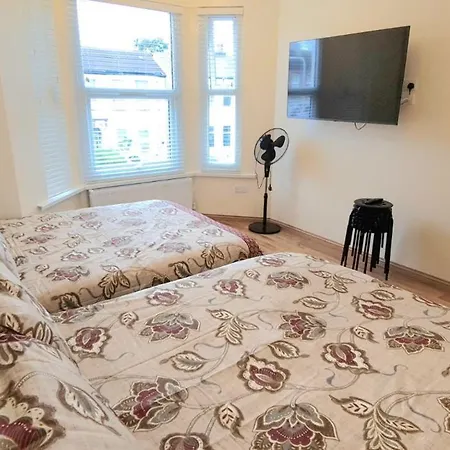 Apartment London Luxury 3 Bedroom Large Apartment, Aircon, Free Parking, Station 4 Mins Walk