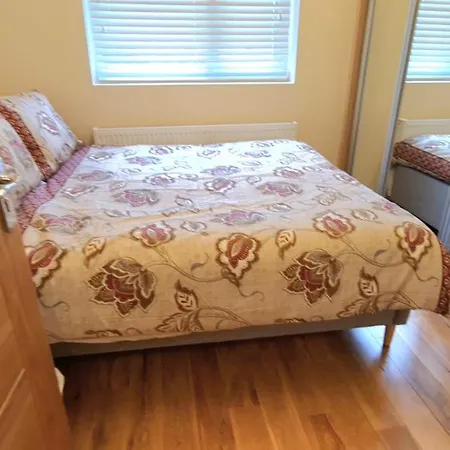 Apartment London Luxury 3 Bedroom Large Apartment, Aircon, Free Parking, Station 4 Mins Walk Ilford