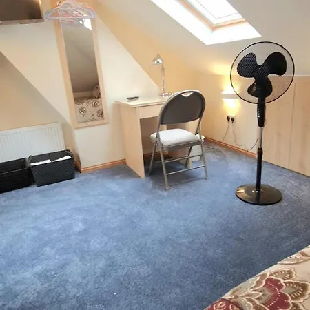 London Luxury 3 Bedroom Large Apartment, Aircon, Free Parking, Station 4 Mins Walk Ilford