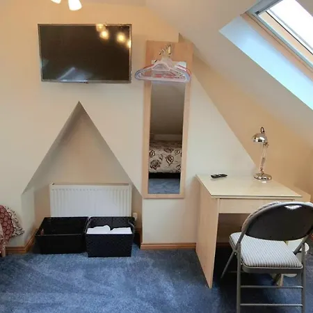 London Luxury 3 Bedroom Large Apartment, Aircon, Free Parking, Station 4 Mins Walk * Ilford
