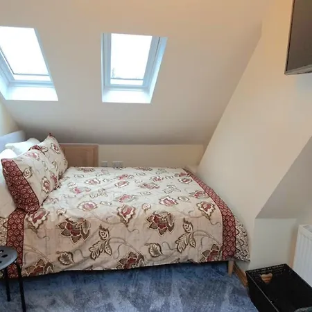 London Luxury 3 Bedroom Large Apartment, Aircon, Free Parking, Station 4 Mins Walk