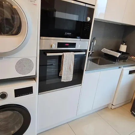 London Luxury 3 Bedroom Large Apartment, Aircon, Free Parking, Station 4 Mins Walk Apartment Ilford