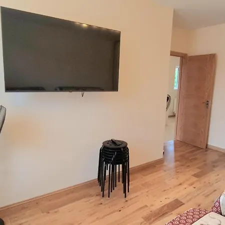 London Luxury 3 Bedroom Large Apartment, Aircon, Free Parking, Station 4 Mins Walk Ilford
