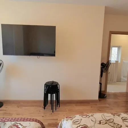 London Luxury 3 Bedroom Large Apartment, Aircon, Free Parking, Station 4 Mins Walk * Ilford