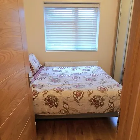 Apartment London Luxury 3 Bedroom Large Apartment, Aircon, Free Parking, Station 4 Mins Walk