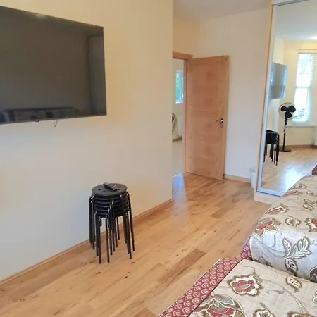 London Luxury 3 Bedroom Large Apartment, Aircon, Free Parking, Station 4 Mins Walk Apartment *