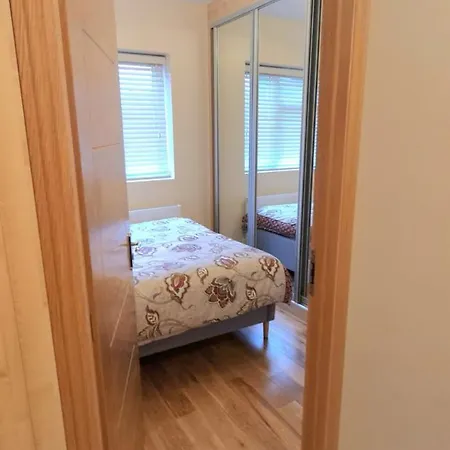 London Luxury 3 Bedroom Large Apartment, Aircon, Free Parking, Station 4 Mins Walk Ilford