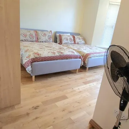 Apartment London Luxury 3 Bedroom Large Apartment, Aircon, Free Parking, Station 4 Mins Walk