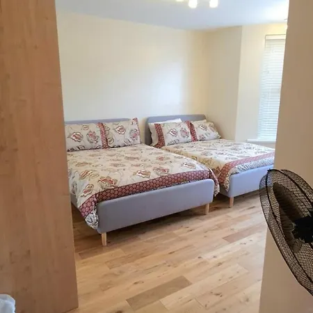 London Luxury 3 Bedroom Large Apartment, Aircon, Free Parking, Station 4 Mins Walk *