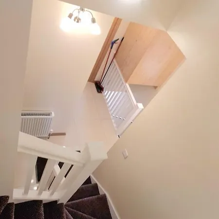 London Luxury 3 Bedroom Large Apartment, Aircon, Free Parking, Station 4 Mins Walk