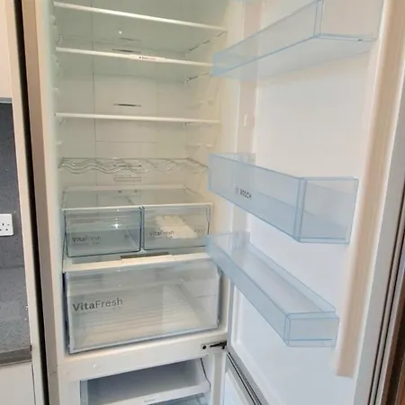 London Luxury 3 Bedroom Large Apartment, Aircon, Free Parking, Station 4 Mins Walk Ilford