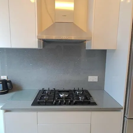 London Luxury 3 Bedroom Large Apartment, Aircon, Free Parking, Station 4 Mins Walk