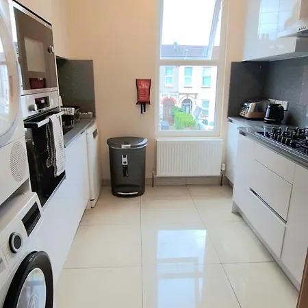 London Luxury 3 Bedroom Large Apartment, Aircon, Free Parking, Station 4 Mins Walk Apartment
