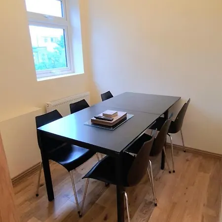 London Luxury 3 Bedroom Large Apartment, Aircon, Free Parking, Station 4 Mins Walk Apartment *