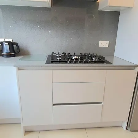 London Luxury 3 Bedroom Large Apartment, Aircon, Free Parking, Station 4 Mins Walk Ilford