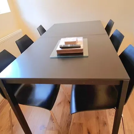 London Luxury 3 Bedroom Large Apartment, Aircon, Free Parking, Station 4 Mins Walk