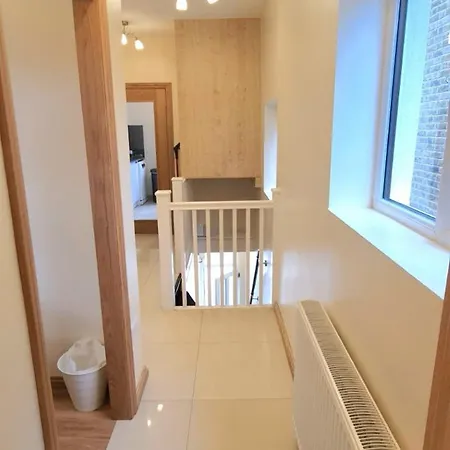 Apartment London Luxury 3 Bedroom Large Apartment, Aircon, Free Parking, Station 4 Mins Walk *