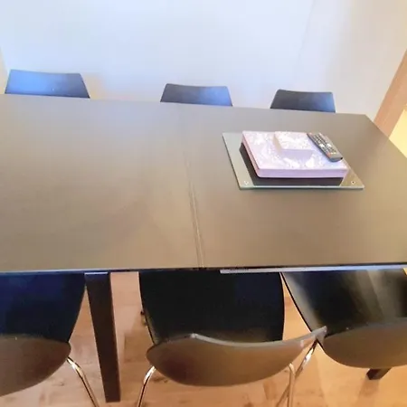 London Luxury 3 Bedroom Large Apartment, Aircon, Free Parking, Station 4 Mins Walk * Ilford