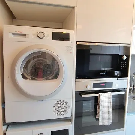 London Luxury 3 Bedroom Large Apartment, Aircon, Free Parking, Station 4 Mins Walk Apartment Ilford
