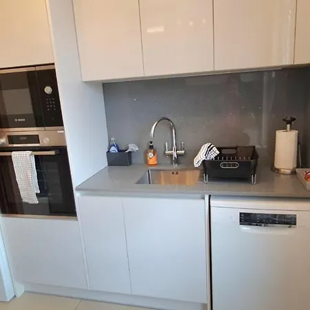 London Luxury 3 Bedroom Large Apartment, Aircon, Free Parking, Station 4 Mins Walk Apartment