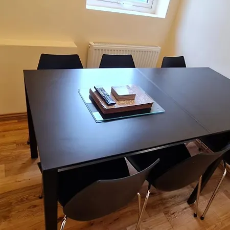 London Luxury 3 Bedroom Large Apartment, Aircon, Free Parking, Station 4 Mins Walk Apartment *