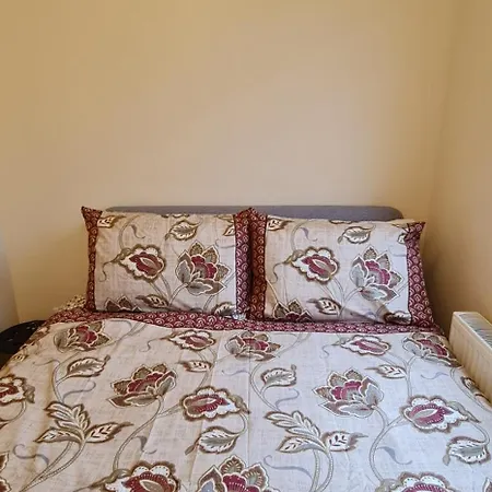 London Luxury 3 Bedroom Large Apartment, Aircon, Free Parking, Station 4 Mins Walk Apartment Ilford