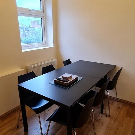 London Luxury 3 Bedroom Large Apartment, Aircon, Free Parking, Station 4 Mins Walk Ilford