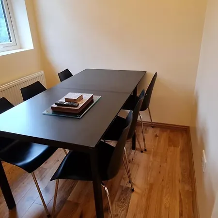 London Luxury 3 Bedroom Large Apartment, Aircon, Free Parking, Station 4 Mins Walk