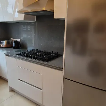 Apartment London Luxury 3 Bedroom Large Apartment, Aircon, Free Parking, Station 4 Mins Walk Ilford