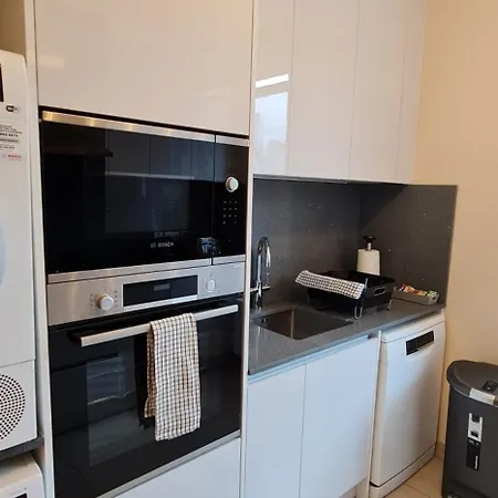 Apartment London Luxury 3 Bedroom Large Apartment, Aircon, Free Parking, Station 4 Mins Walk *