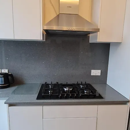 London Luxury 3 Bedroom Large Apartment, Aircon, Free Parking, Station 4 Mins Walk *