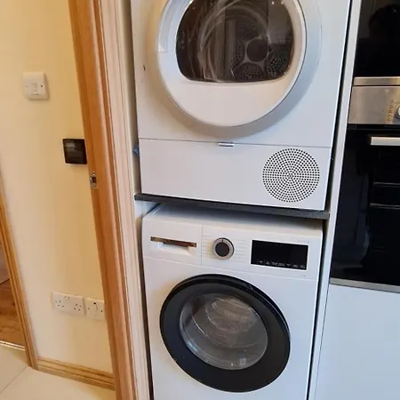 Apartment London Luxury 3 Bedroom Large Apartment, Aircon, Free Parking, Station 4 Mins Walk
