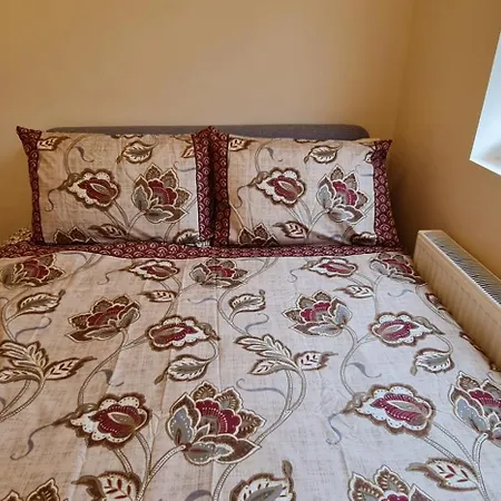 London Luxury 3 Bedroom Large Apartment, Aircon, Free Parking, Station 4 Mins Walk Apartment