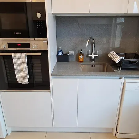 London Luxury 3 Bedroom Large Apartment, Aircon, Free Parking, Station 4 Mins Walk * Ilford