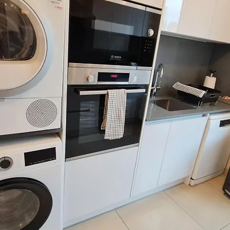 London Luxury 3 Bedroom Large Apartment, Aircon, Free Parking, Station 4 Mins Walk Apartment *