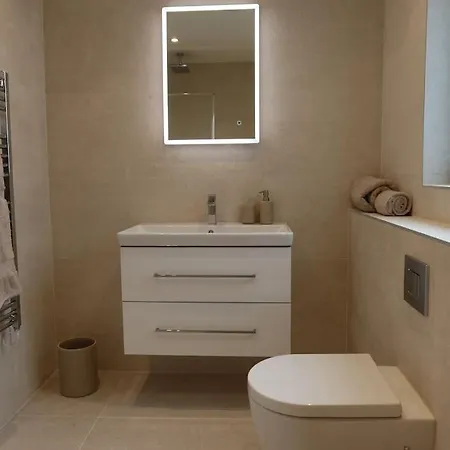 New Luxury Penthouse With 2 Bedrooms & 2 Bathrooms New Malden