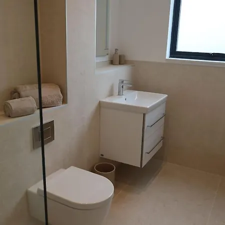 New Luxury Penthouse With 2 Bedrooms & 2 Bathrooms New Malden