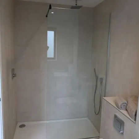 New Luxury Penthouse With 2 Bedrooms & 2 Bathrooms New Malden