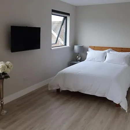 New Luxury Penthouse With 2 Bedrooms & 2 Bathrooms Apartment New Malden