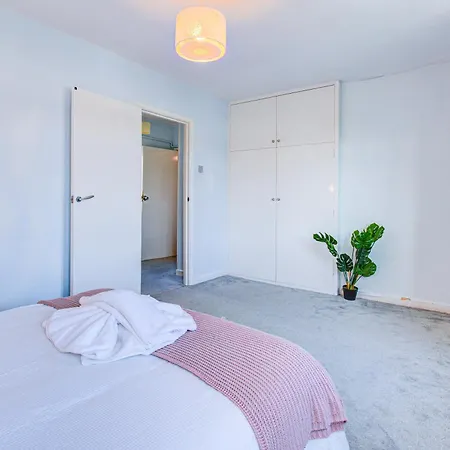 Victoria Family In Central Apartment London