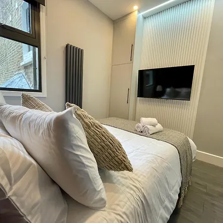 Luxury In Vibrant Area *