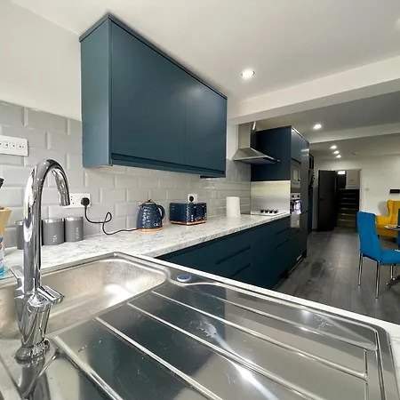 Luxury In Vibrant Area London