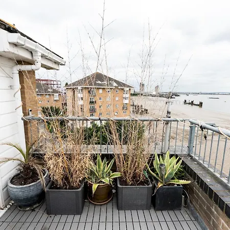 Apartment Windrush Court - Stunning Penthouse With River Views Near Stn Pass The Keys *